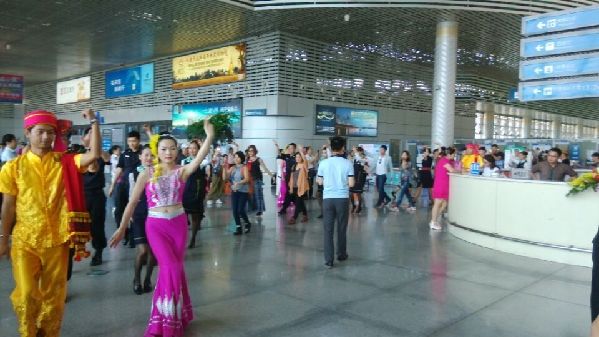 西双版纳机场联合东方航空公司“青春闪舞”迎接泼水节