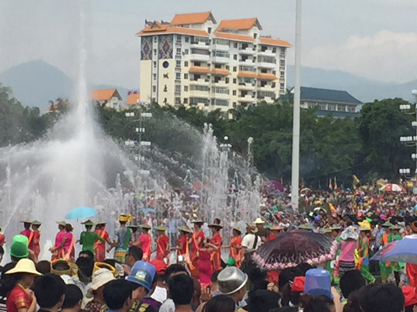 云南德宏：万人泼水狂欢庆祝泼水节