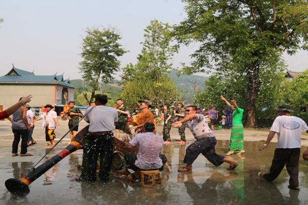 云南勐啊边境检查站与驻地傣族群众共庆泼水节