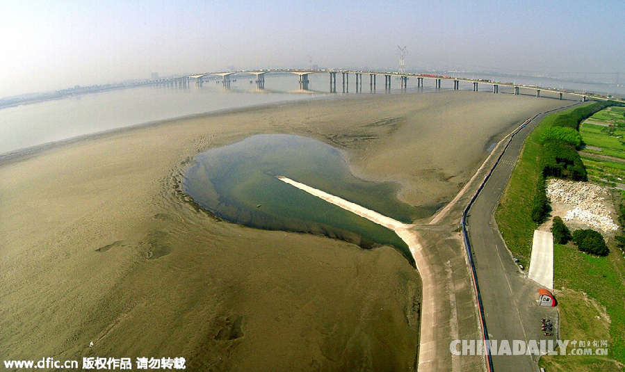 杭州钱塘江水位下降严重 “天下第一潮”变身窄水道