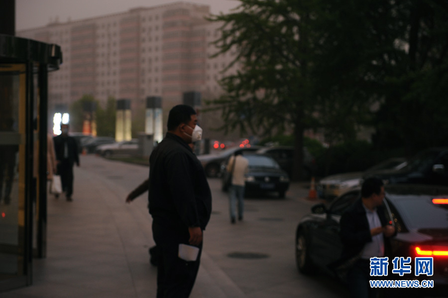 北京遭遇沙尘暴袭击