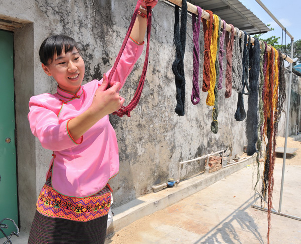 保亭组织40名传承人展示黎族织锦纺染织绣技艺