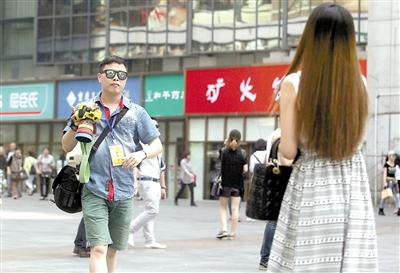 有美女的街头就有蹲守的拍客 揭秘重庆街拍达人