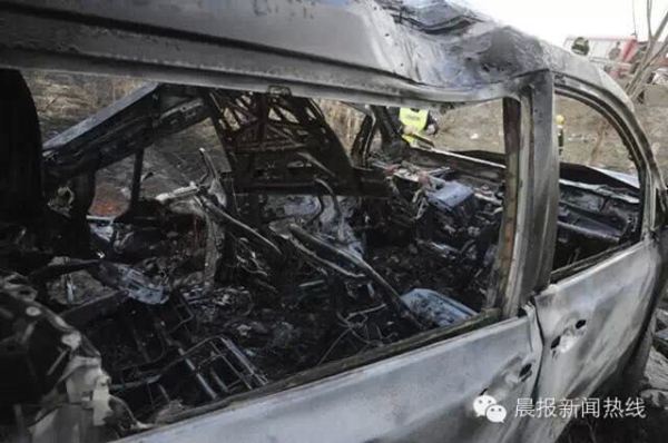 牡丹江：G11国道一丰田商务车冲下护栏 车毁人亡