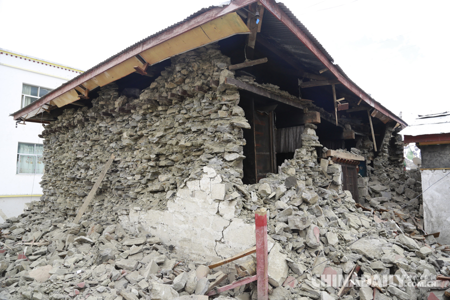 西藏聂拉木县：军民合力转运地震受损寺院的文物
