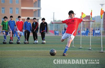 邯郸市一中女子足球队：绿茵场上的“小玫瑰”