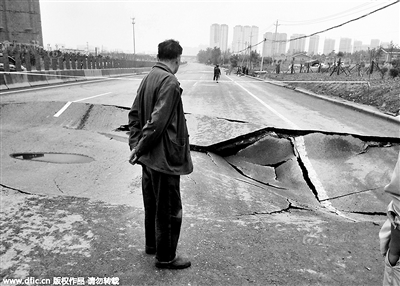 郑州新修道路被雨淋塌16米 市民：不是豆腐渣是啥