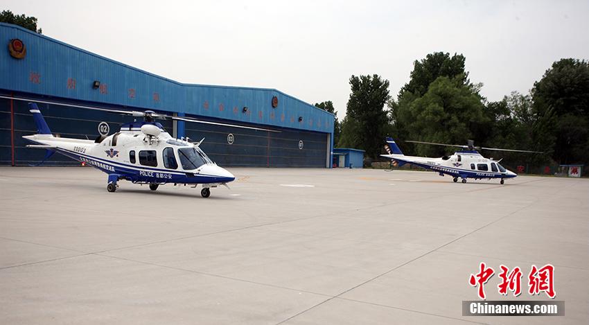 北京警方警用直升机女飞行学员“放单飞”考核