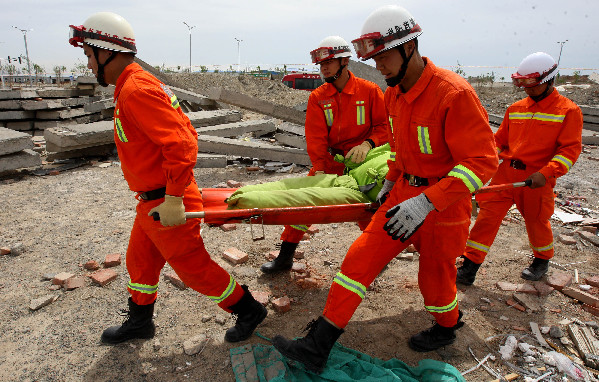 新疆克拉玛依举行地震救援实战拉动演练