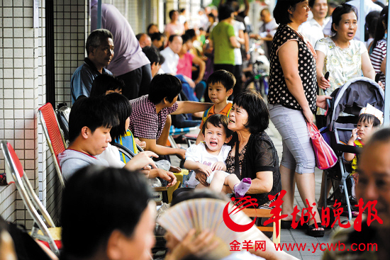 广州幼儿园质量参差不齐家长冒雨排队抢入托学位
