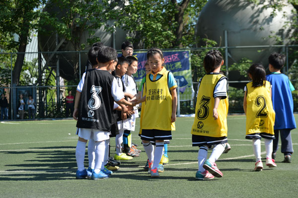 全国首个社区青少年7人制足球对抗赛迎来 “娘子军”足球队