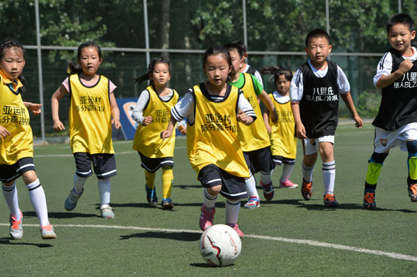 全国首个社区青少年7人制足球对抗赛迎来 “娘子军”足球队