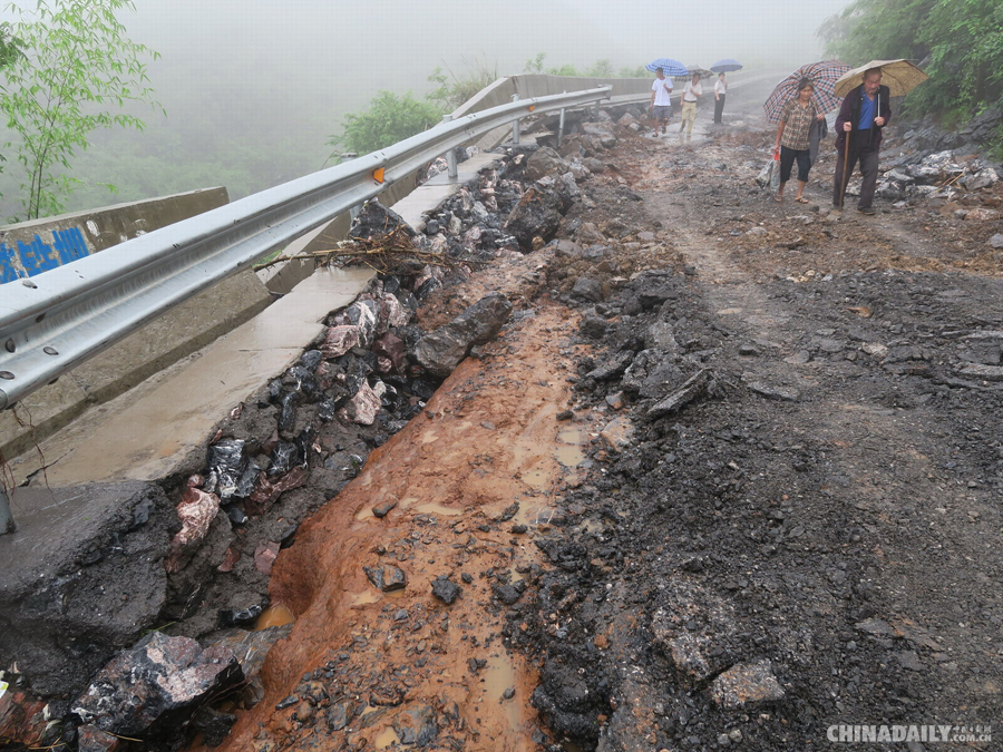 广西全州遇强降雨袭击 路面损毁严重