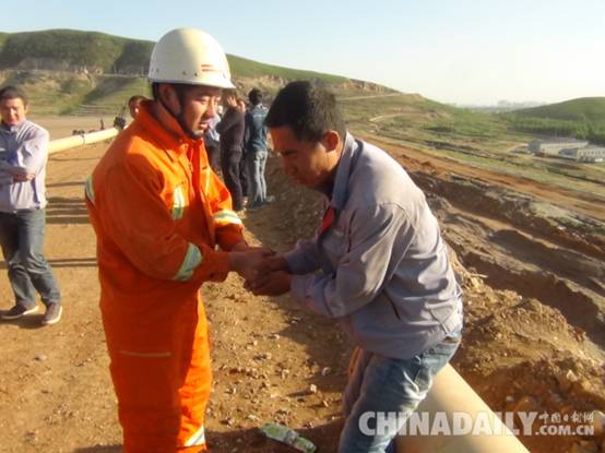 唐山滦县一小型挖掘机陷入水坑淤泥 消防巧救司机