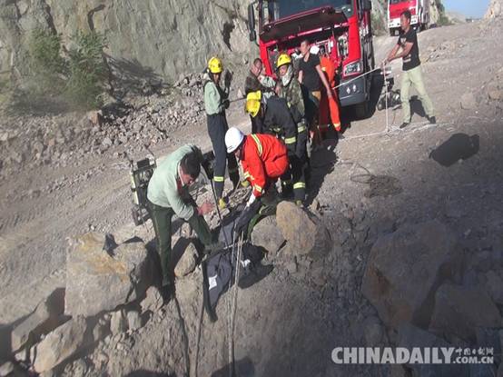 唐山两小伙入30米深井探险被困 消防成功救援