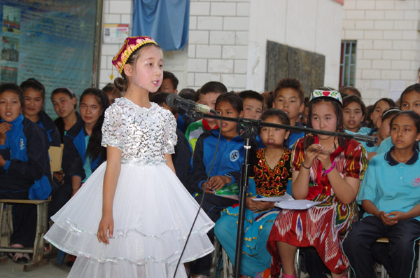 新疆库车：小学生双语演讲比赛 培养爱国情怀