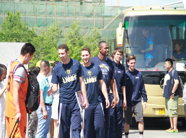 欢迎美国青年男子篮球队来乌苏一中交流指导
