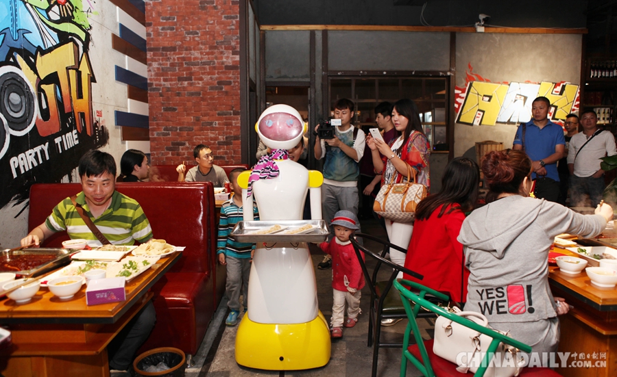 重庆永川：机器人送菜工受青睐