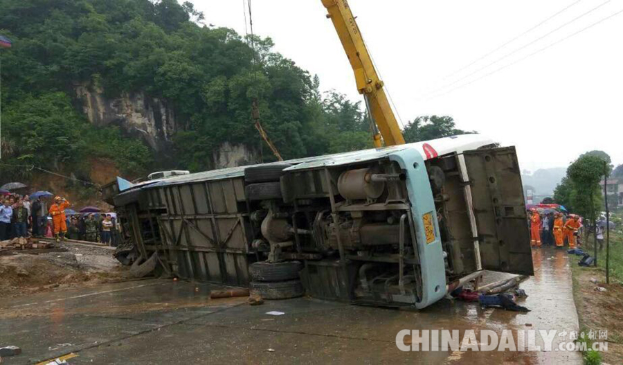 湖南新宁县境内旅游大巴侧翻目前已致6人死亡
