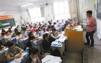 揭开重庆高考生真实生活 一周要做20套试卷写干6支笔
