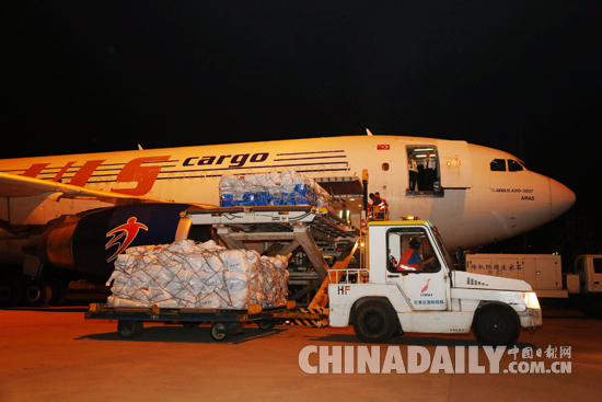 石家庄机场首次启运援助尼泊尔救援物资