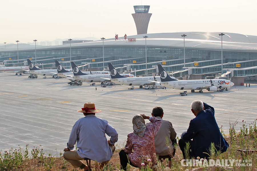 烟台蓬莱国际机场正式启用 村民山头观望