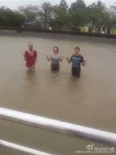 南京遭暴雨“袭”城 老天倒下100多个玄武湖