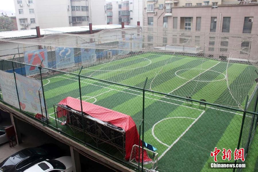 郑州足球爱好者自建“空中足球场”