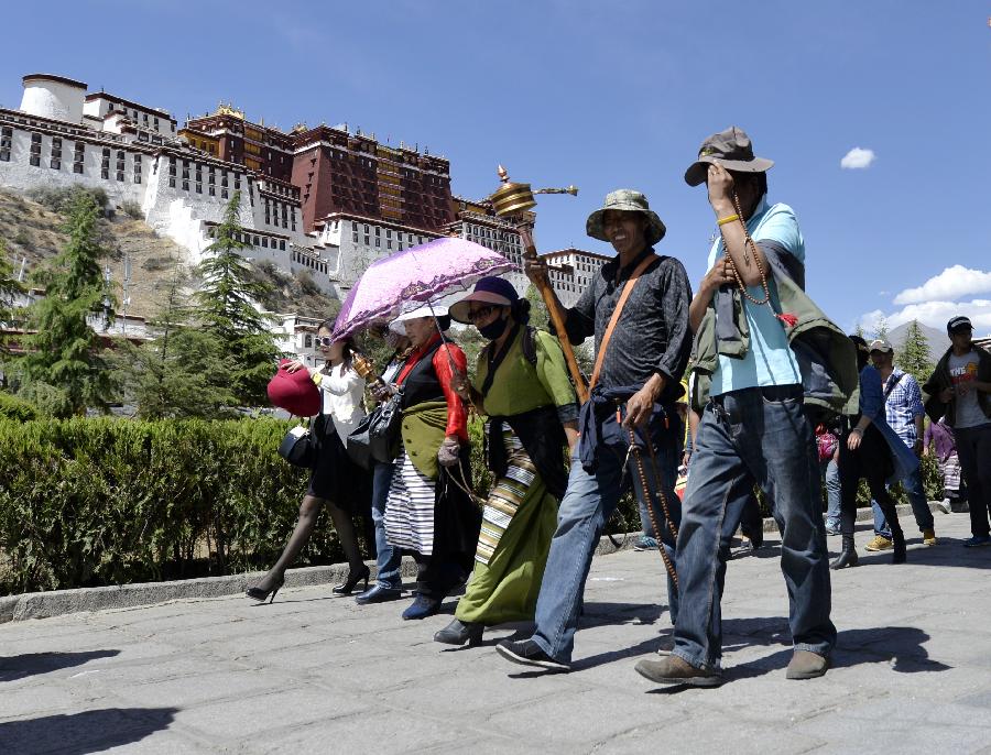 西藏迎来“萨嘎达瓦”宗教活动高峰日