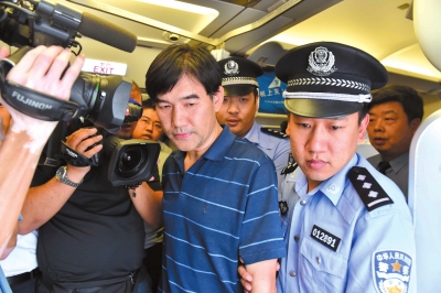 北京首名红色通缉令嫌犯押解回国