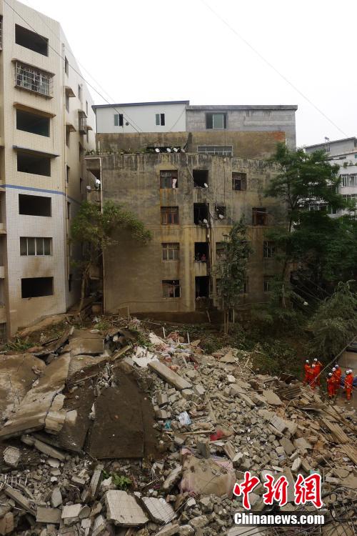 贵州遵义一七层民房垮塌 英勇夫妇挽救60余人