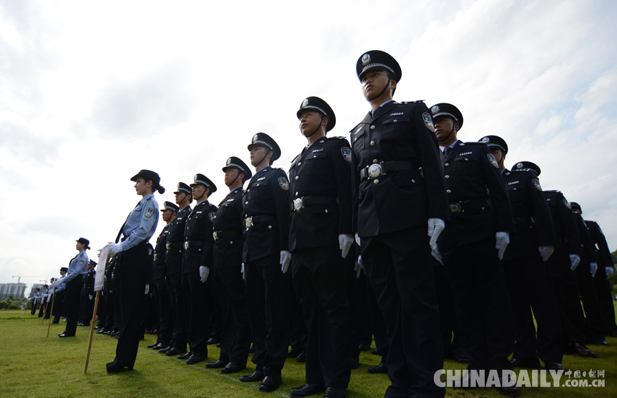 湖南郴州首届警察运动会开幕<BR>近千警察齐刷刷亮相势如“阅兵”