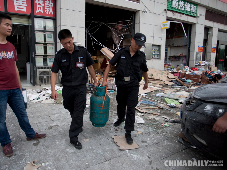 湖南一超市发生煤气爆炸5人受伤送医