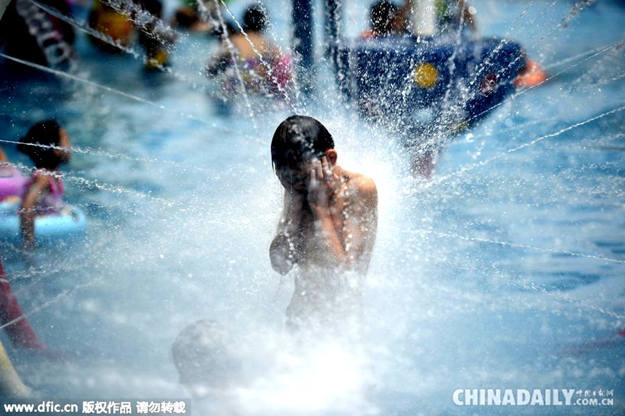 图片精选：重庆高温 市民水中嬉戏