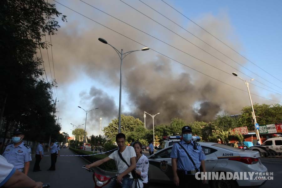 北京南三环外一木材厂发生火灾