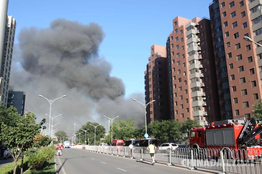 北京南三环外一木材厂发生火灾