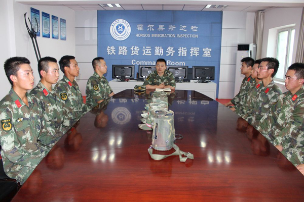 学习慰问信激发新动力武警霍尔果斯边检站官兵认真学习