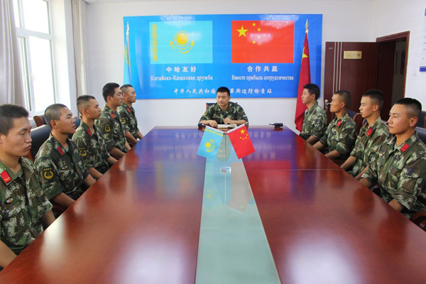 学习慰问信激发新动力武警霍尔果斯边检站官兵认真学习