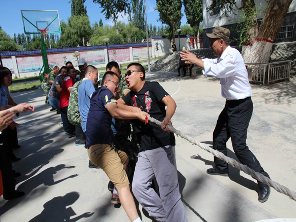 庆“八·一” 共叙警民鱼水情--新疆哈密市工商局、私个协会、住村“访惠聚”工作组联合慰问沁城边防派出所官兵