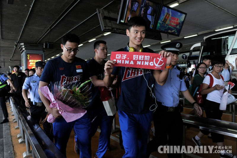 中国选手宁泽涛夺冠后抵达北京