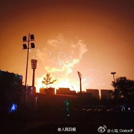 天津爆炸腾起蘑菇云 数十公里外有震感