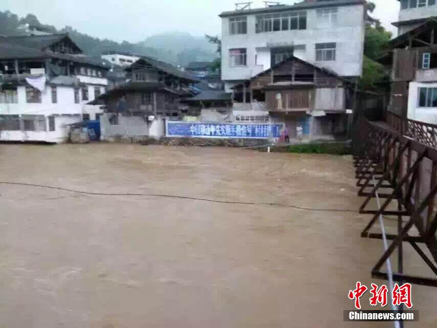 广西融水县遭暴雨袭击 街道被淹部分交通中断