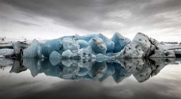 摄影师拍冰川湖美景：绝美如人间仙境！