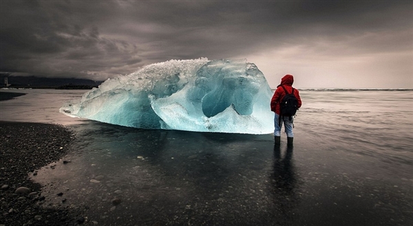 摄影师拍冰川湖美景：绝美如人间仙境！