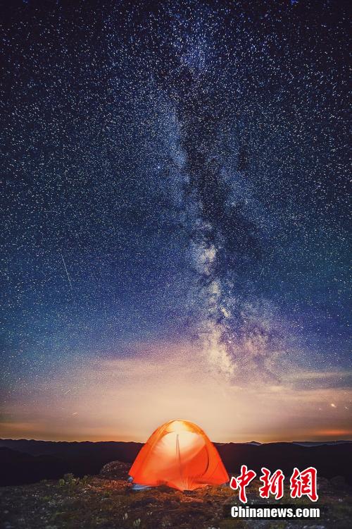 星空爱好者齐聚中国最美沙漠观星地