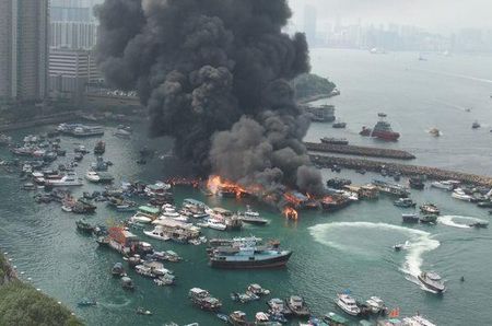 香港维多利亚港发生大火 现场不断传出爆炸声（图）