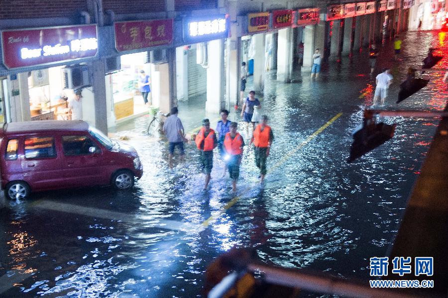 台风“杜鹃”与天文大潮叠加 厦门海水倒灌部分道路成河