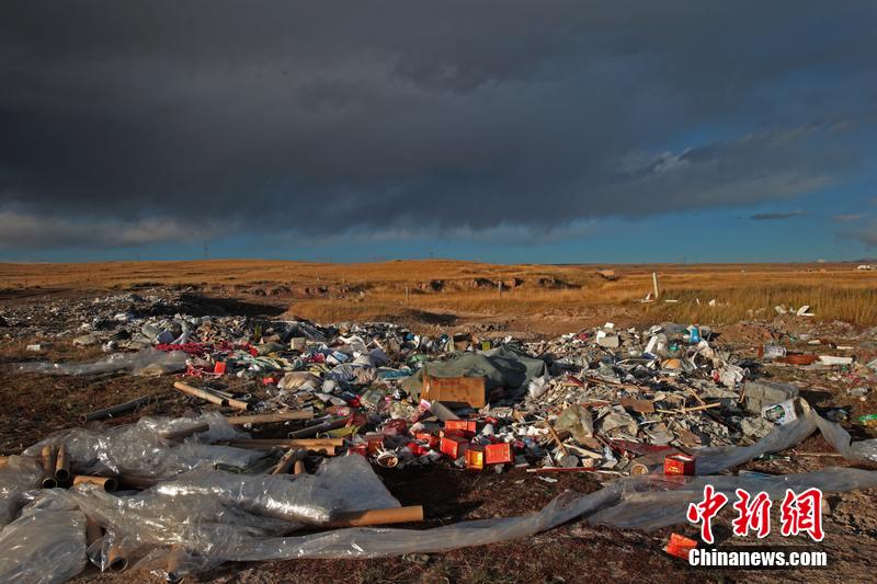 青海湖景区面临垃圾污染 蓝天白云下垃圾成堆