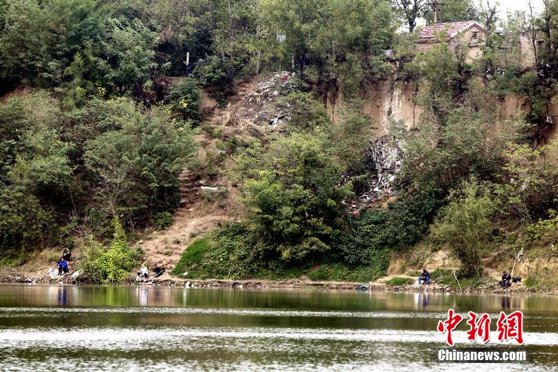 郑州一级水源保护地常庄水库 垃圾成山臭气弥漫