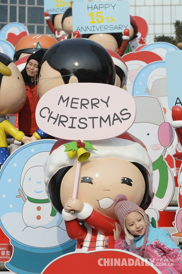 北京：卡通玩偶“扎堆”王府井 圣诞气氛渐浓